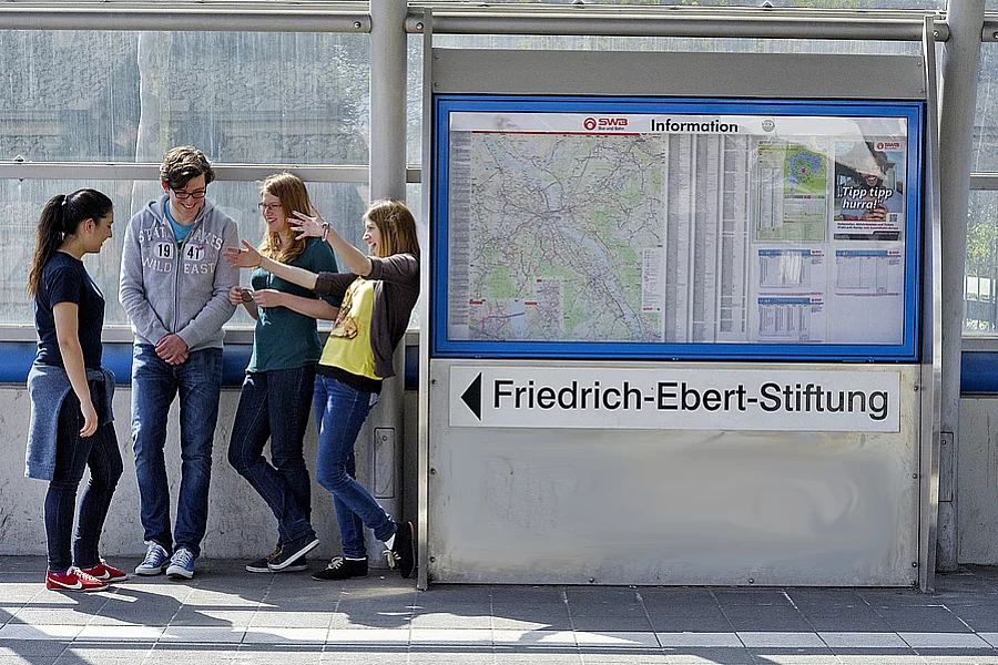 Mladi studenti razgovaraju na željezničkoj platformi u Berlinu.