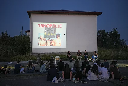 Učesnici „Noći u Trnopolju“ okupljeni na mjestu nekadašnjeg logora.