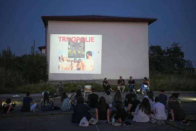 Učesnici „Noći u Trnopolju“ okupljeni na mjestu nekadašnjeg logora.