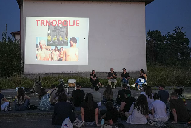 Teilnehmende der „Nacht in Trnopolje“ versammelt am Ort des ehemaligen Lagers.