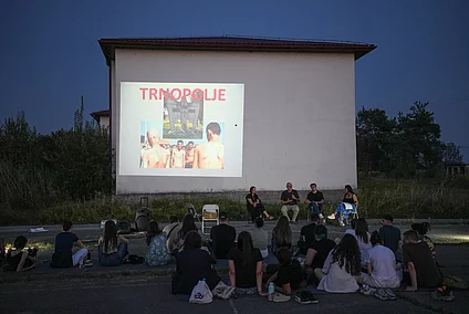 Učesnici „Noći u Trnopolju“ okupljeni na mjestu nekadašnjeg logora.