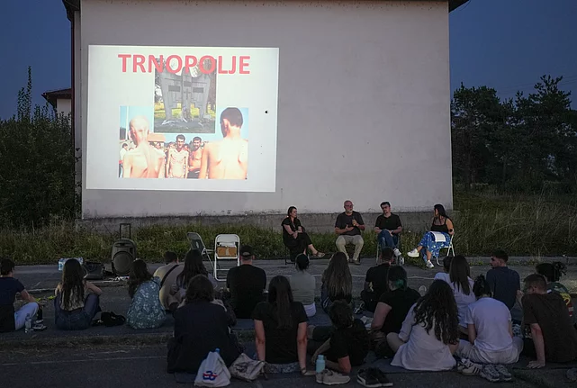 Učesnici „Noći u Trnopolju“ okupljeni na mjestu nekadašnjeg logora.