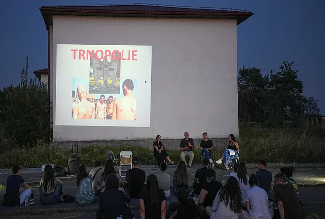 Teilnehmende der „Nacht in Trnopolje“ versammelt am Ort des ehemaligen Lagers.