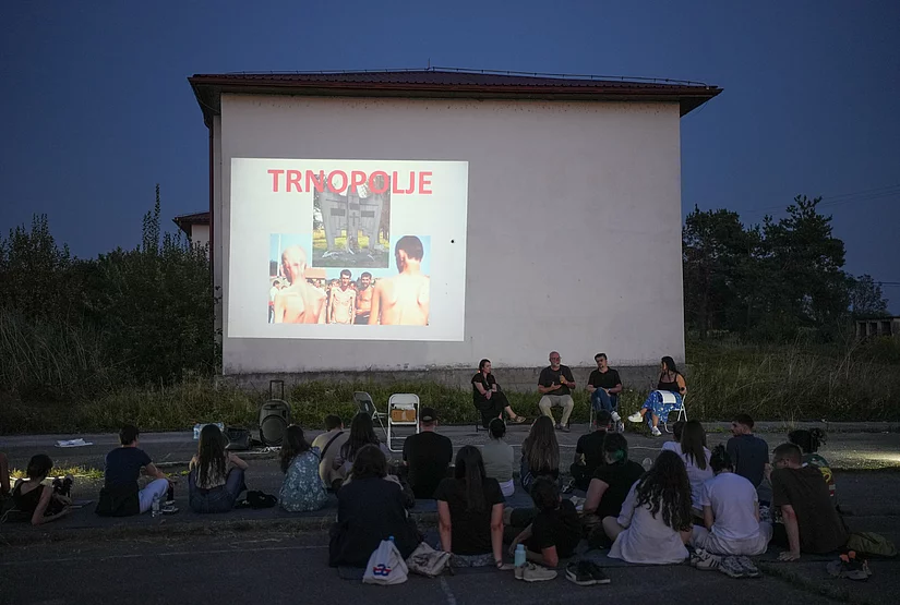 Učesnici „Noći u Trnopolju“ okupljeni na mjestu nekadašnjeg logora.