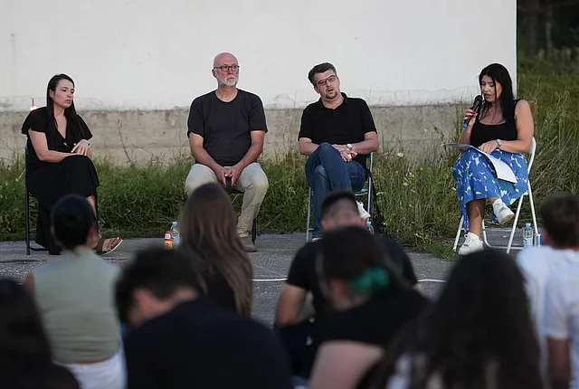 Učesnici „Noći u Trnopolju“ okupljeni na mjestu nekadašnjeg logora.